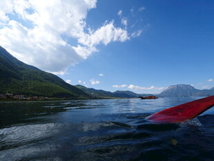 泛舟湖面赏山水美景
