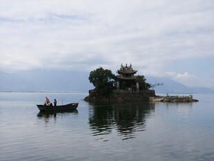 湖中小舟伴古亭美景