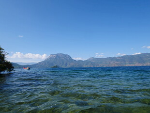 清澈湖水与远处山峦美景