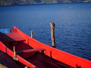 湖畔红船特写
