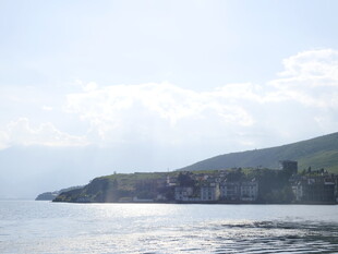 海边山峦与波光美景