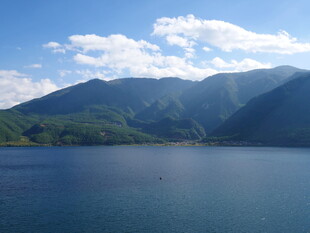 宁静山水间的澄澈湖泊