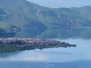 湖畔山峦间的美丽村落