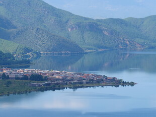 湖畔小镇 青山绿水美景