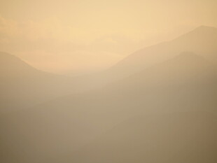朦胧山峦 暖色调自然风光