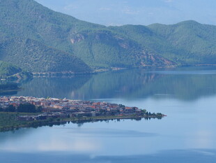 湖畔小镇 青山碧水相依