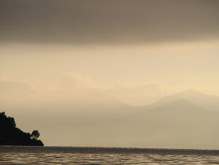 黄昏下的山海景致