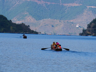 湖上泛舟赏景