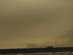 海上孤舟 雾霭中的静谧景象