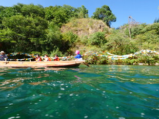 美丽湖畔休闲场景