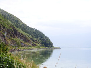 宁静湖畔的青山绿水风光