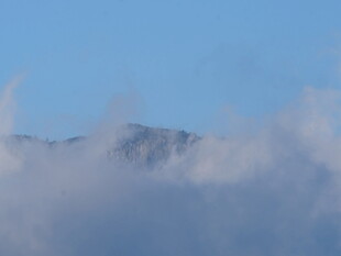 云雾缭绕的山峰美景