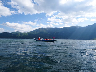 湖面上的乘船游客