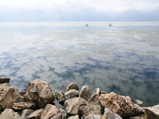 海边礁石与辽阔海面