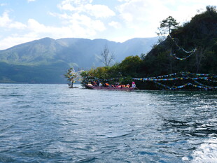 湖畔美景 船只点缀山水间