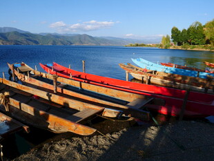 湖畔停泊的多彩船只