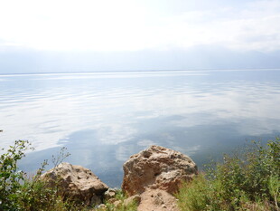 山巅俯瞰辽阔水域美景
