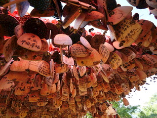 悬挂的祈福牌与装饰