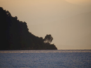 黄昏海边的山峦剪影