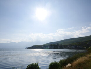 阳光照耀下的美丽湖岸风光