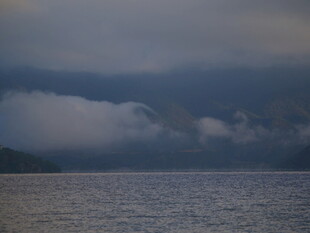 阴云下的宁静湖面