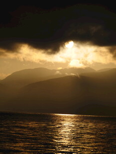 海上日落时分的壮丽景象