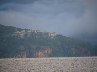 湖畔山峦间的朦胧景致