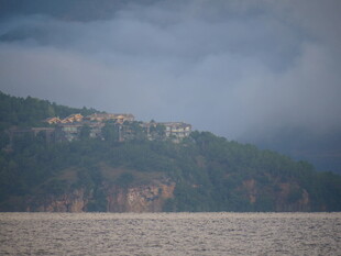 云雾缭绕的山水景致