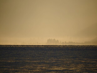 海上黄昏中的朦胧城市景观
