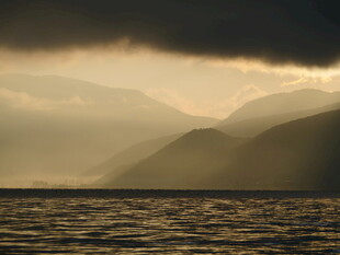 海上山峦间的光影变幻