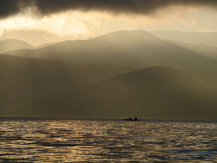 海上暮霭中的孤舟