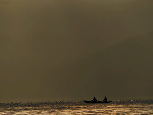 黄昏海面的孤舟