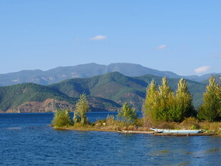 湖畔青山绿树美景