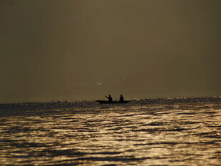 夕阳下海面的孤舟