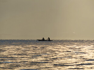 海上孤舟 夕阳下的静谧