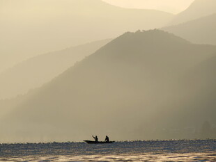 孤舟泛于山水间