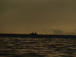 黄昏海面的孤舟远景