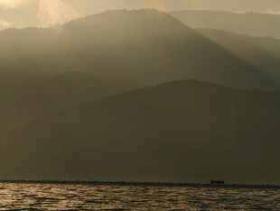 日出下的连绵山峦