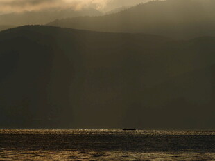 黄昏山海间的静谧景致