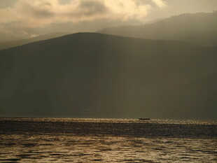 夕阳下的山水湖景