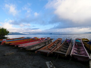 湖畔多彩船只静泊美景