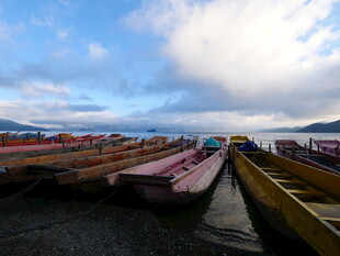 岸边多彩船只静泊于湖畔
