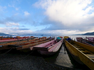 岸边多彩船只静泊于湖畔