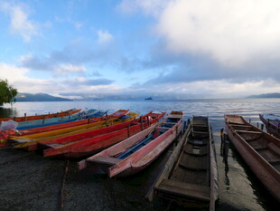 多彩船只停靠宁静湖畔
