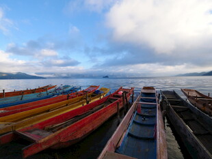 多彩船只停靠宁静湖畔
