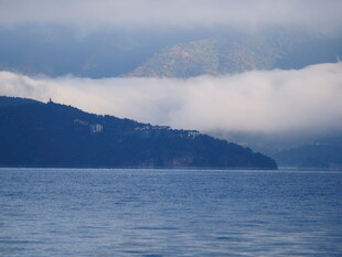 云雾缭绕的山水景致