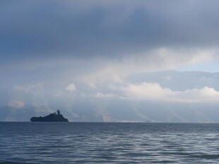 海上孤舟伴云景