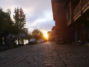 夕阳下的古朴街道