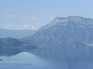 宁静山水湖景风光图