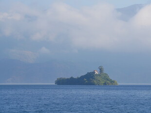 海上孤岛 云雾缭绕之景